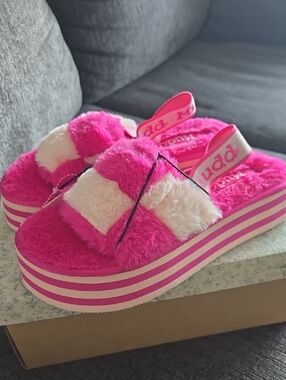 Mudd Hot Pink and Cream Fuzzy Platform Slide Sandals